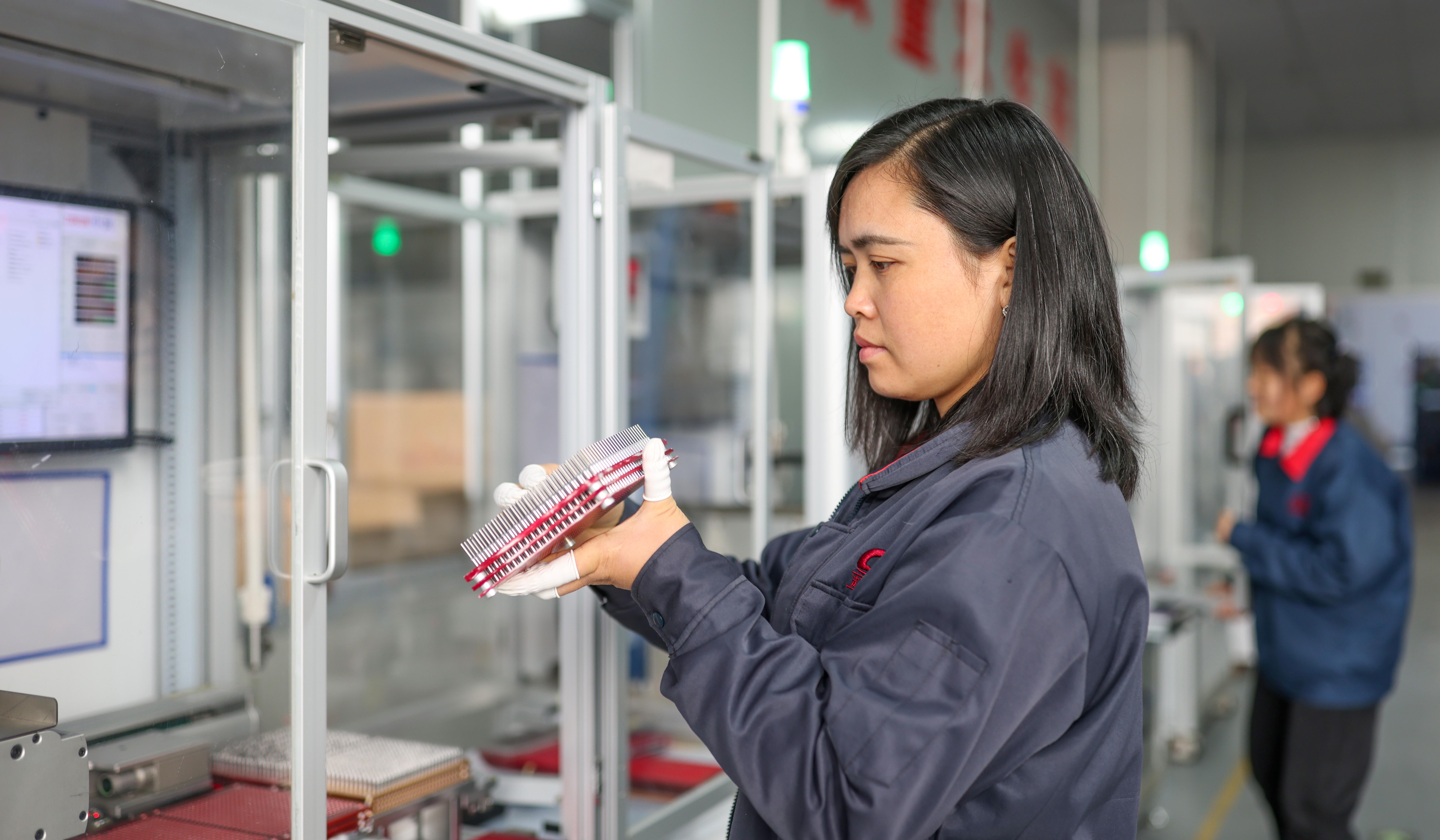 銅仁市玉屏侗族自治縣一家鉆頭生產企業(yè)的車間工人在生產線上忙碌。  胡攀學  攝.jpg