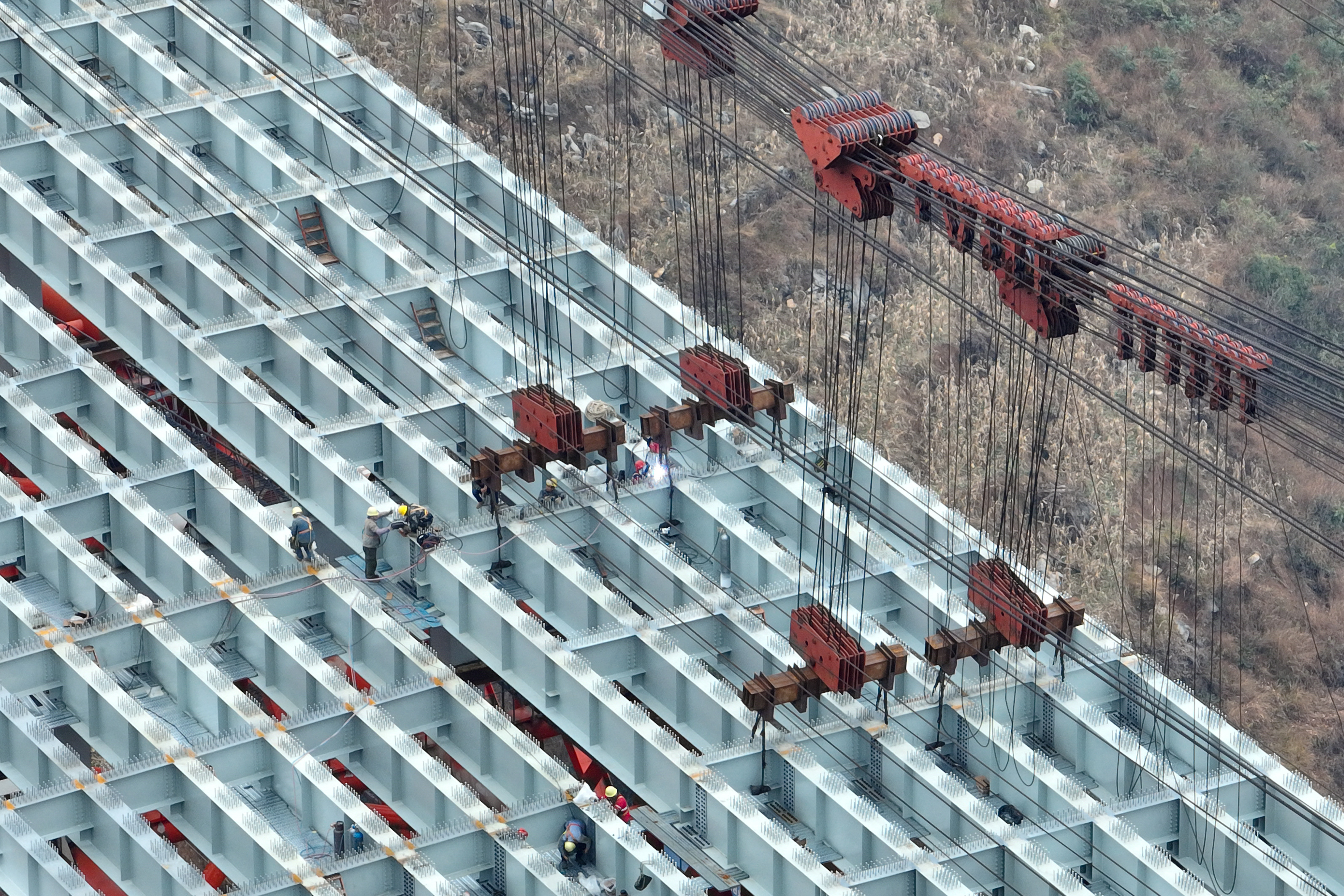 工人在納晴高速白水河大橋項目現場進行施工。陳曦  攝 (3).jpg