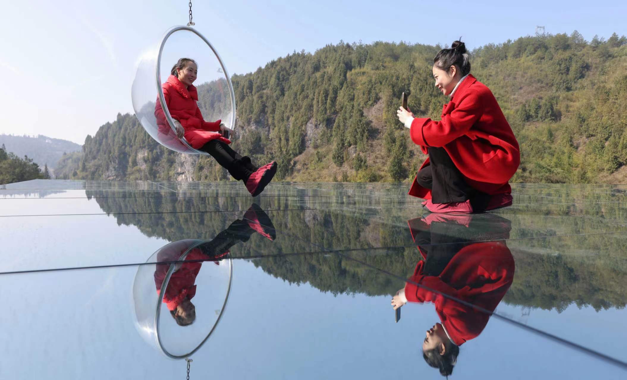 游客在玉屏侗族自治縣侗鄉(xiāng)風情園景區(qū)游覽拍攝。  胡攀學  攝.jpg