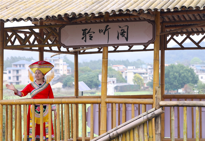 15 廣西壯族自治區(qū)來賓市武宣縣三里鎮(zhèn)臺村村民覃菊艷用歌聲唱出了如今的美好生活.png