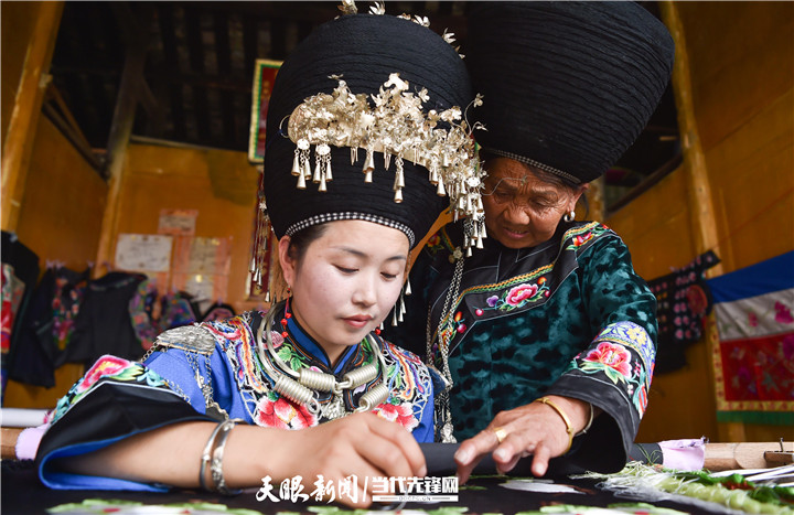在貴州省銅仁市松桃苗族自治縣太平營街道老寨村，一老人在指導(dǎo)繡娘繡苗繡。.jpg