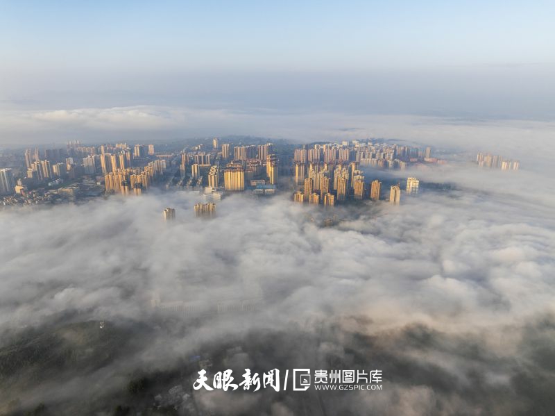 786966-初秋的威寧云海，宛如一幅淡雅的水墨畫卷.jpg