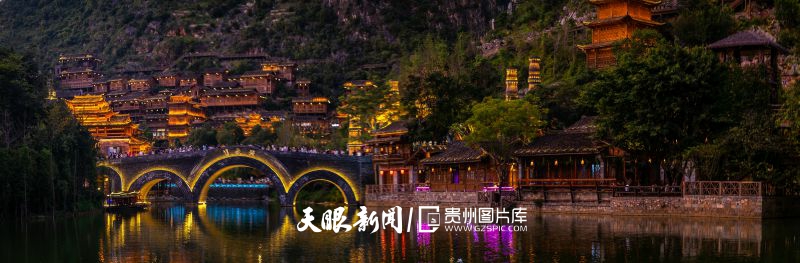 786659-圖一、2024年8月13日，貴州省黔西南布依族苗族自治州興義市峰林布依景區(qū)，夜幕降臨，華燈初上時。.jpg