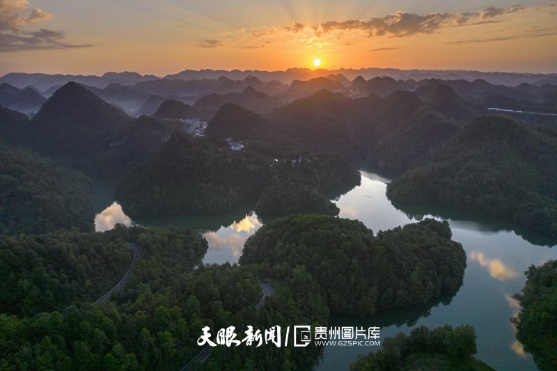 786617-2024年8月14日拍攝的貴州省畢節(jié)市百里杜鵑管理區(qū)境內(nèi)的百里杜鵑湖（無人機照片）。.jpg
