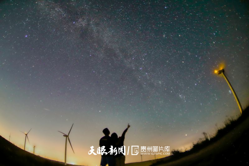 786594-8月14日，市民在貴陽市花溪區(qū)高坡鄉(xiāng)觀賞星空。.jpg