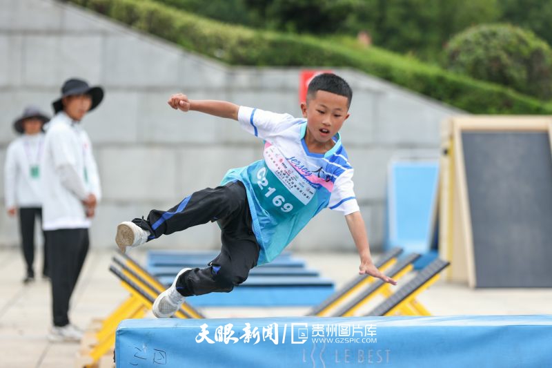 787472-8月16日，選手在跑酷比賽中。.jpg